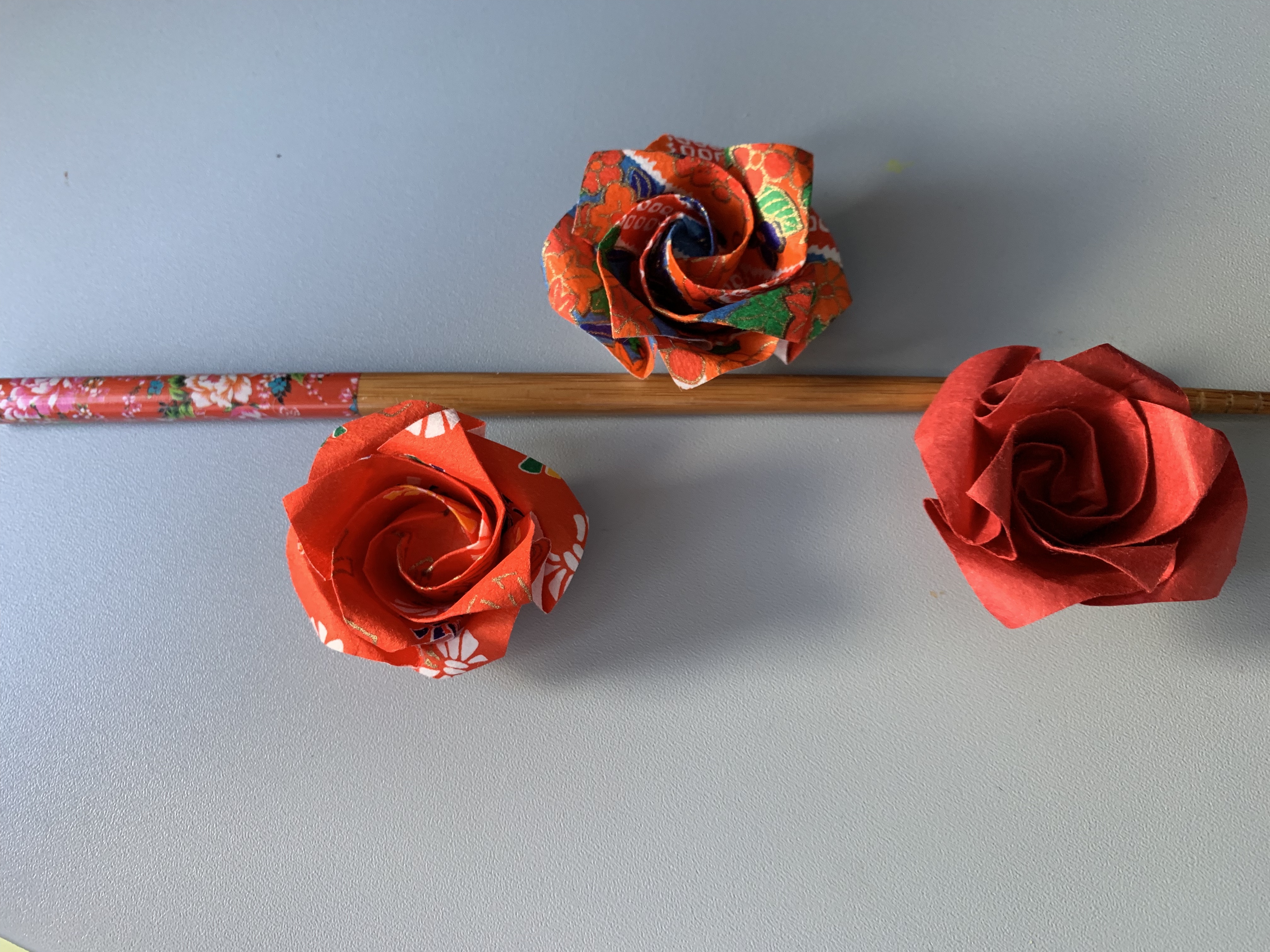 3 roses japonaises avec baguette